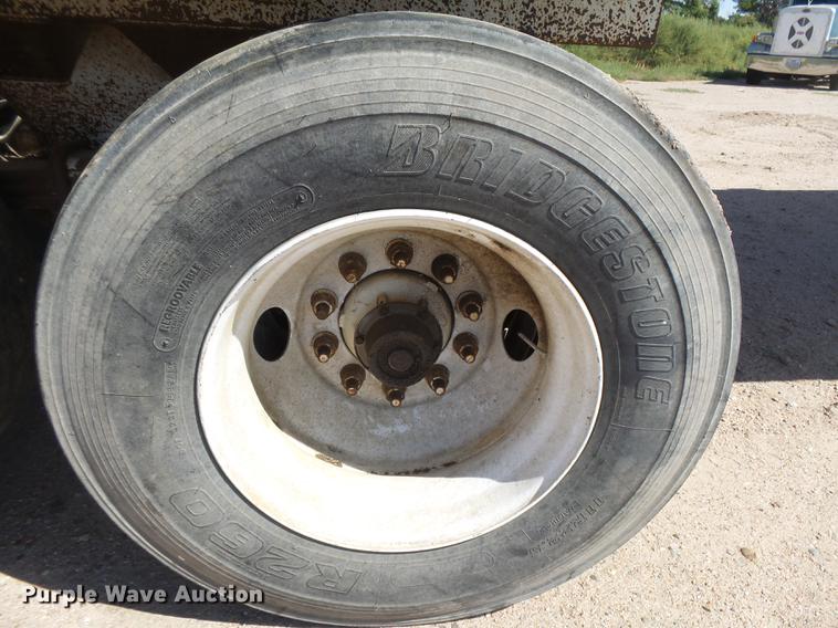 image for item DC3852 1997 International 9300 semi truck