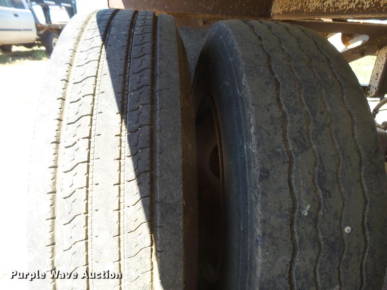 image for item DC3852 1997 International 9300 semi truck