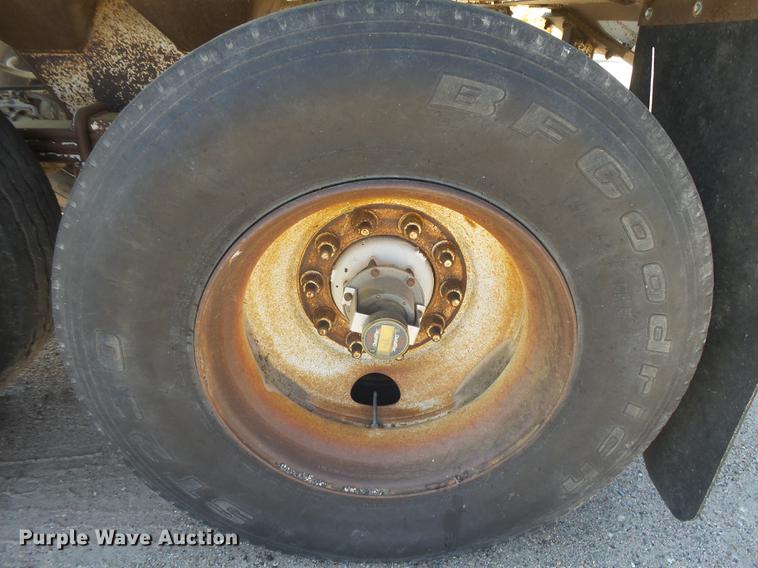 image for item DC3852 1997 International 9300 semi truck