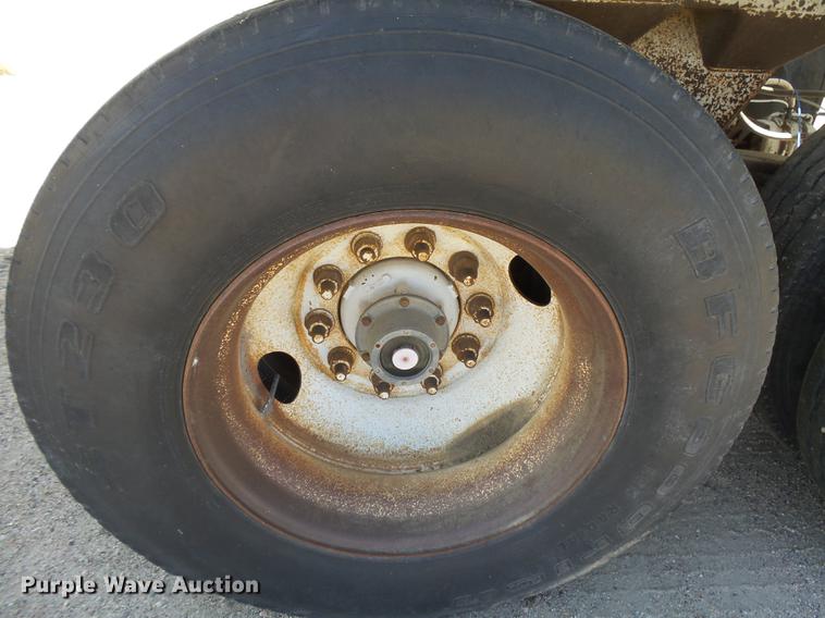 image for item DC3852 1997 International 9300 semi truck