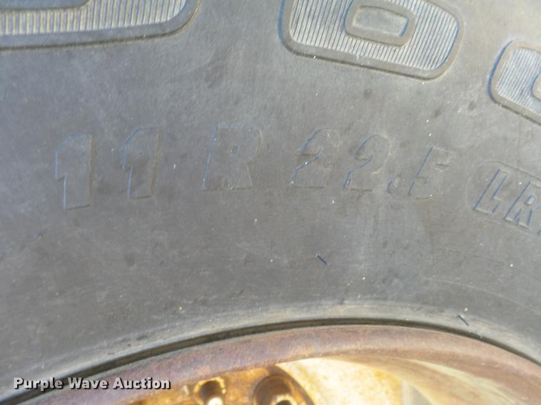 image for item DC3852 1997 International 9300 semi truck