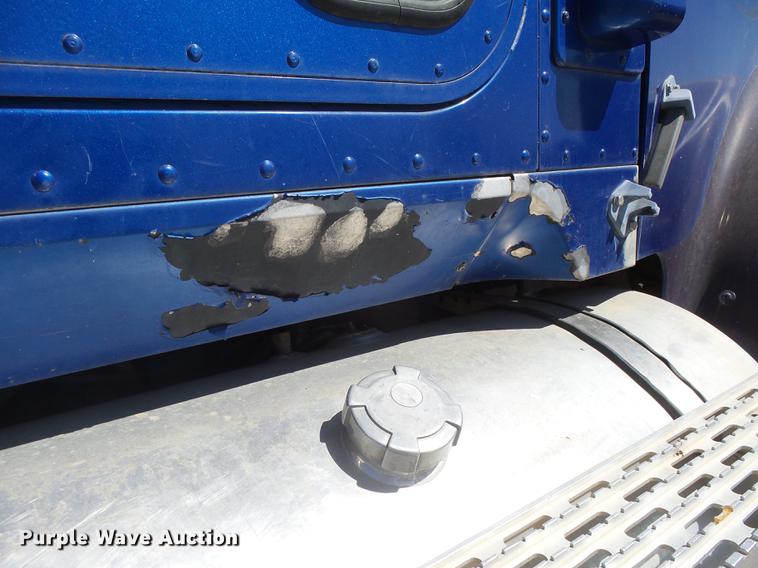 image for item DC3852 1997 International 9300 semi truck