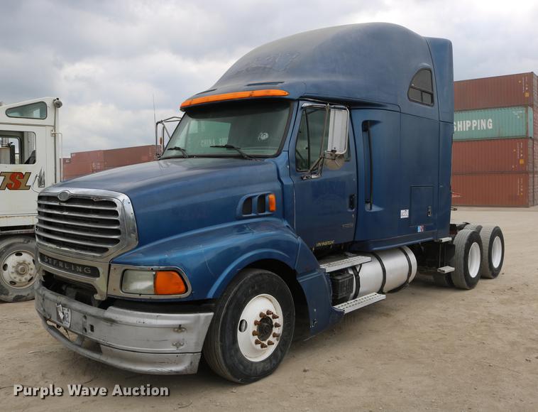 image for item DD0046 2000 Sterling AT9522 semi truck