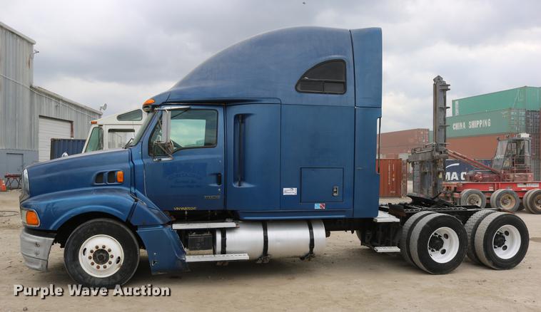 image for item DD0046 2000 Sterling AT9522 semi truck