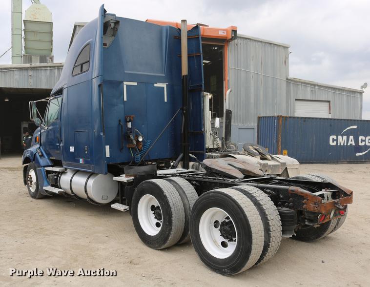 image for item DD0046 2000 Sterling AT9522 semi truck