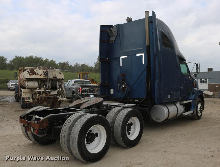 image for item DD0046 2000 Sterling AT9522 semi truck