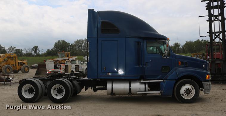 image for item DD0046 2000 Sterling AT9522 semi truck
