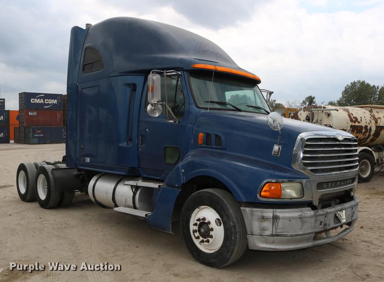 image for item DD0046 2000 Sterling AT9522 semi truck