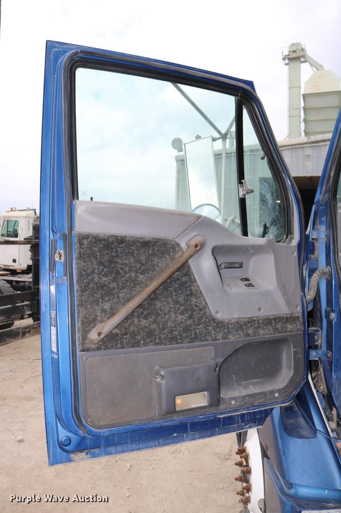 image for item DD0046 2000 Sterling AT9522 semi truck