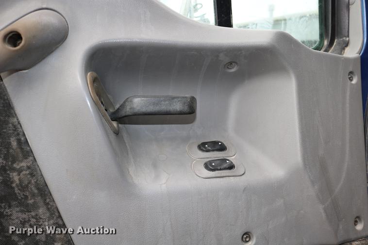 image for item DD0046 2000 Sterling AT9522 semi truck