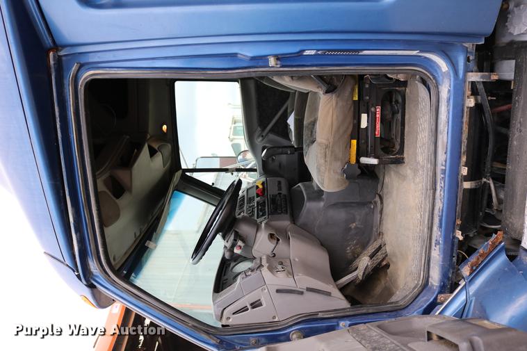 image for item DD0046 2000 Sterling AT9522 semi truck