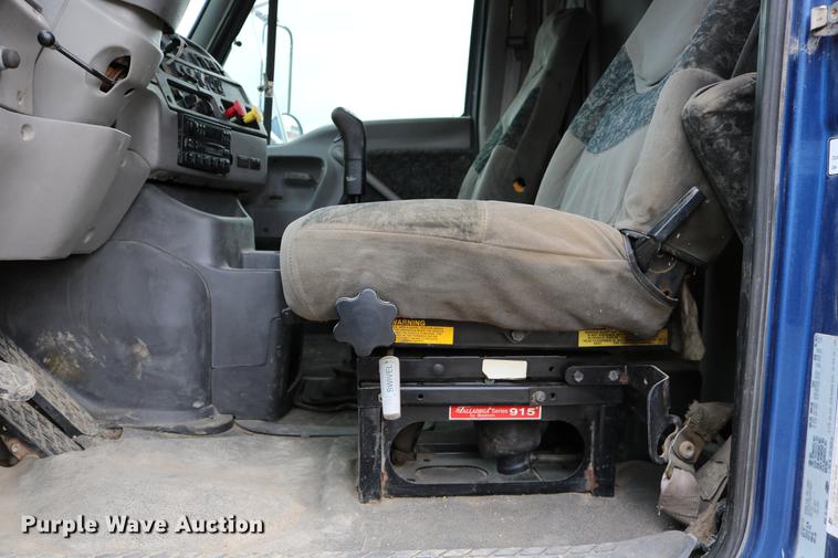 image for item DD0046 2000 Sterling AT9522 semi truck