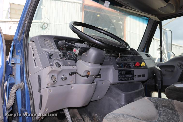 image for item DD0046 2000 Sterling AT9522 semi truck