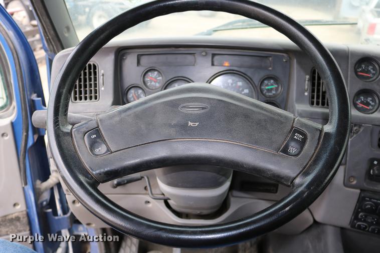 image for item DD0046 2000 Sterling AT9522 semi truck