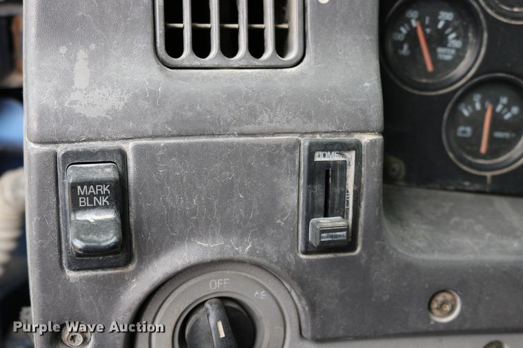 image for item DD0046 2000 Sterling AT9522 semi truck