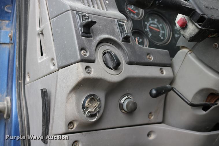 image for item DD0046 2000 Sterling AT9522 semi truck