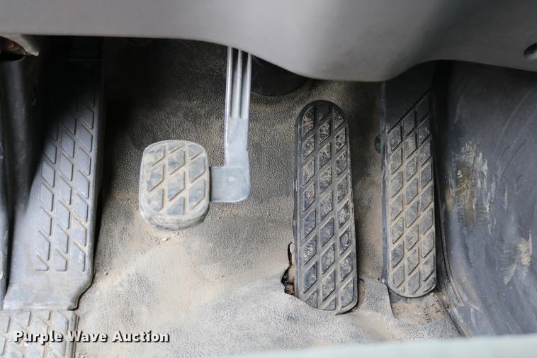 image for item DD0046 2000 Sterling AT9522 semi truck