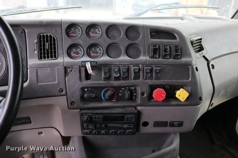 image for item DD0046 2000 Sterling AT9522 semi truck