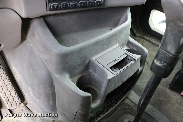 image for item DD0046 2000 Sterling AT9522 semi truck