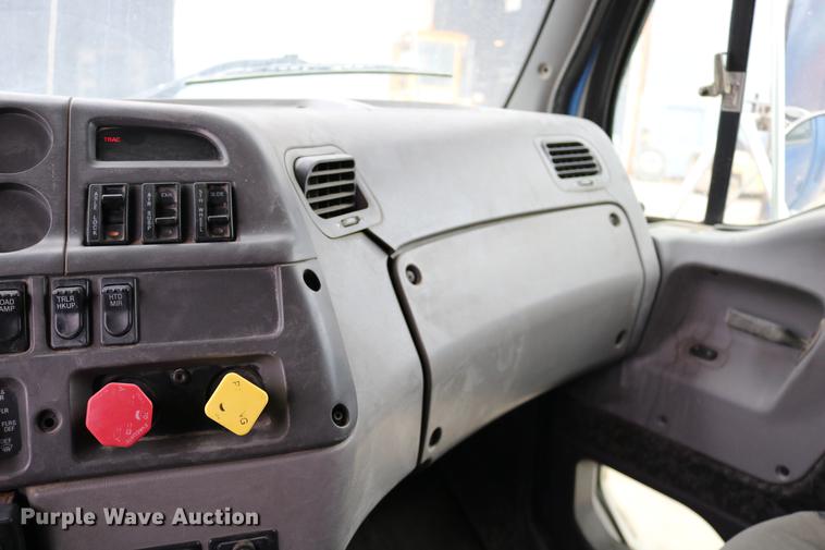 image for item DD0046 2000 Sterling AT9522 semi truck