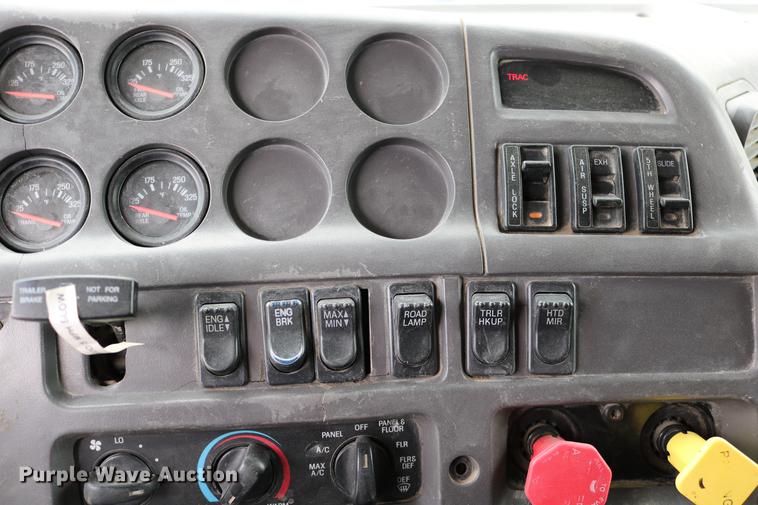 image for item DD0046 2000 Sterling AT9522 semi truck