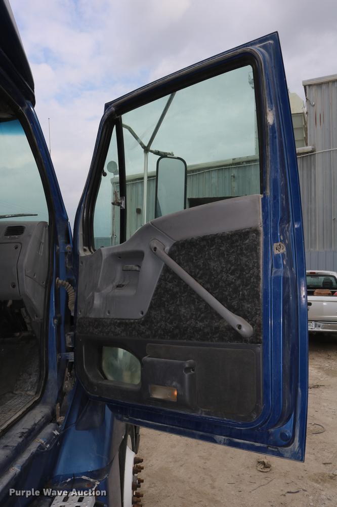 image for item DD0046 2000 Sterling AT9522 semi truck