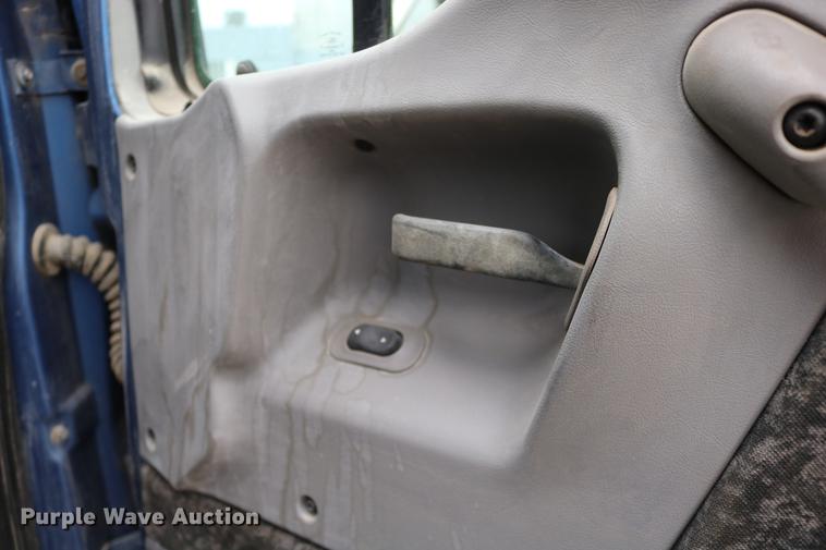 image for item DD0046 2000 Sterling AT9522 semi truck