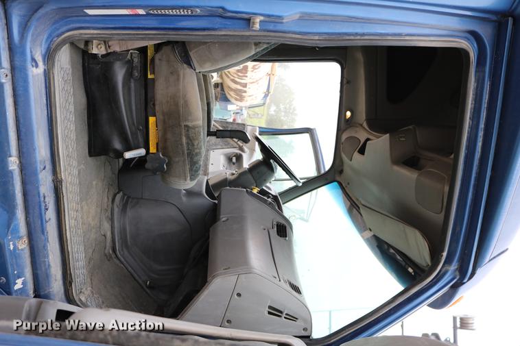 image for item DD0046 2000 Sterling AT9522 semi truck