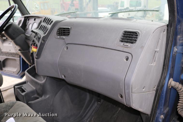 image for item DD0046 2000 Sterling AT9522 semi truck