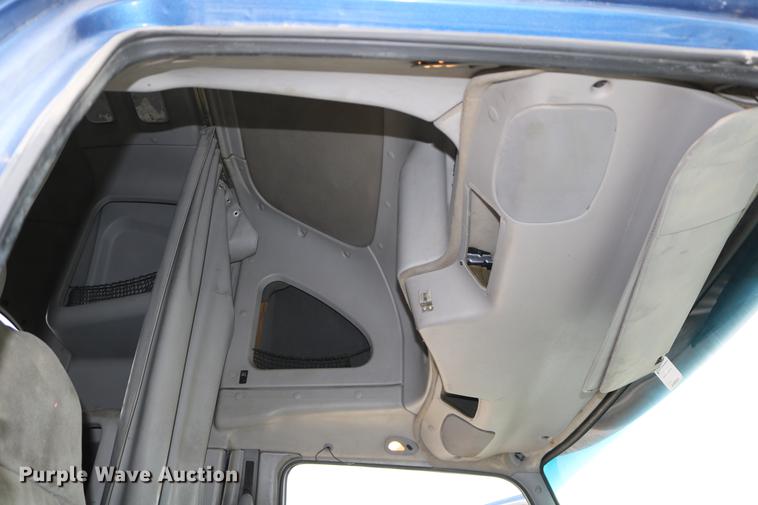 image for item DD0046 2000 Sterling AT9522 semi truck