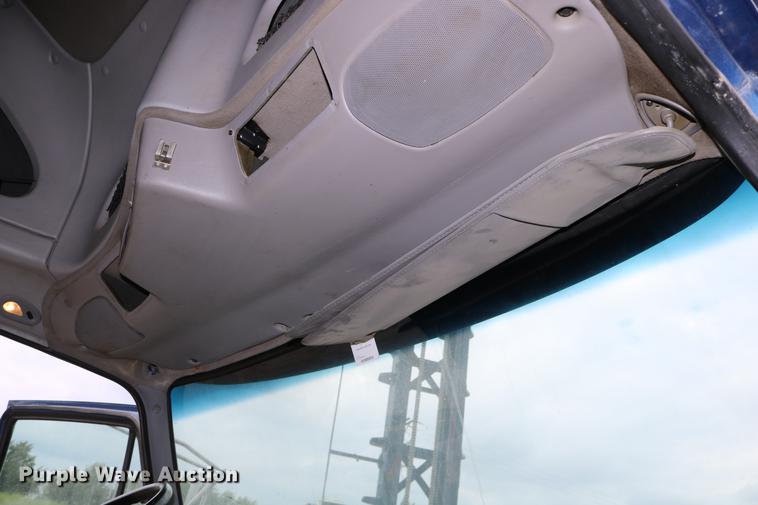 image for item DD0046 2000 Sterling AT9522 semi truck