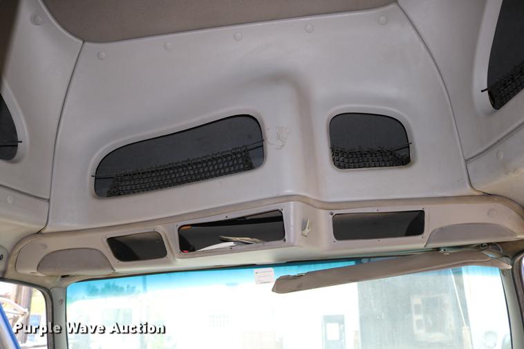 image for item DD0046 2000 Sterling AT9522 semi truck