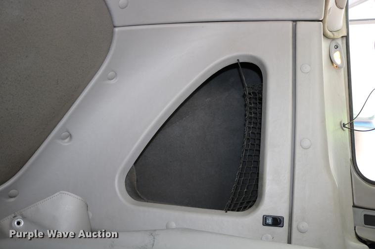 image for item DD0046 2000 Sterling AT9522 semi truck