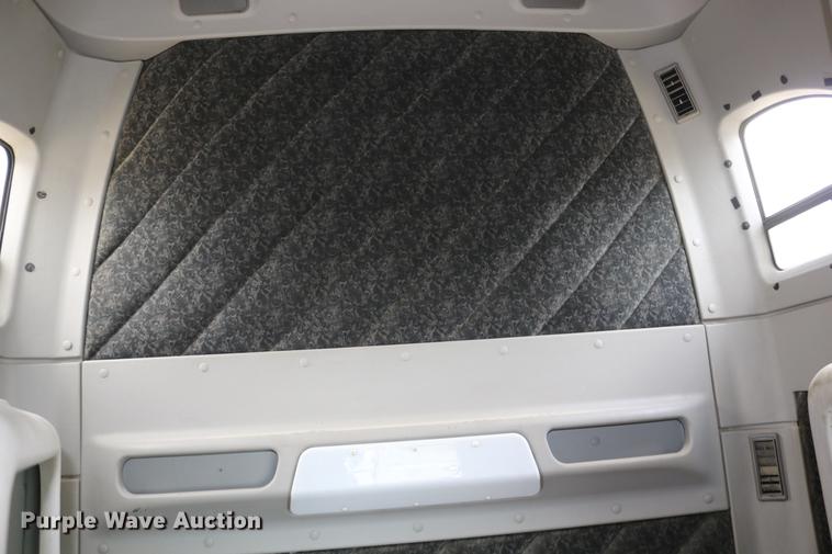 image for item DD0046 2000 Sterling AT9522 semi truck