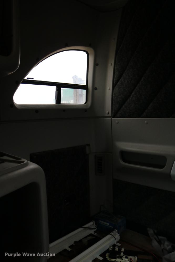 image for item DD0046 2000 Sterling AT9522 semi truck