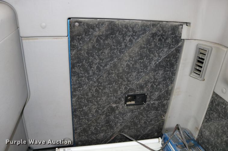 image for item DD0046 2000 Sterling AT9522 semi truck