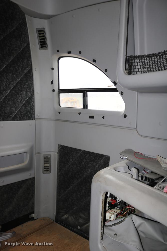 image for item DD0046 2000 Sterling AT9522 semi truck