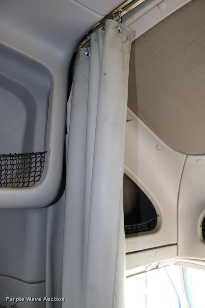 image for item DD0046 2000 Sterling AT9522 semi truck