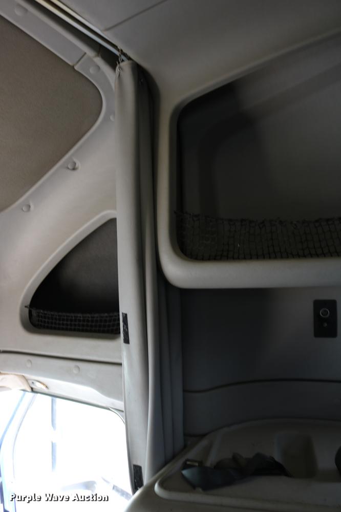 image for item DD0046 2000 Sterling AT9522 semi truck