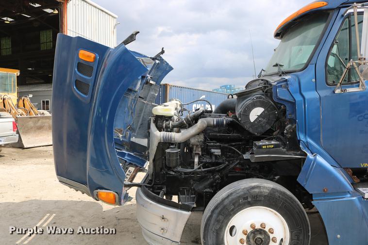image for item DD0046 2000 Sterling AT9522 semi truck