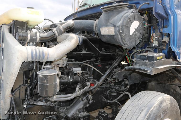 image for item DD0046 2000 Sterling AT9522 semi truck