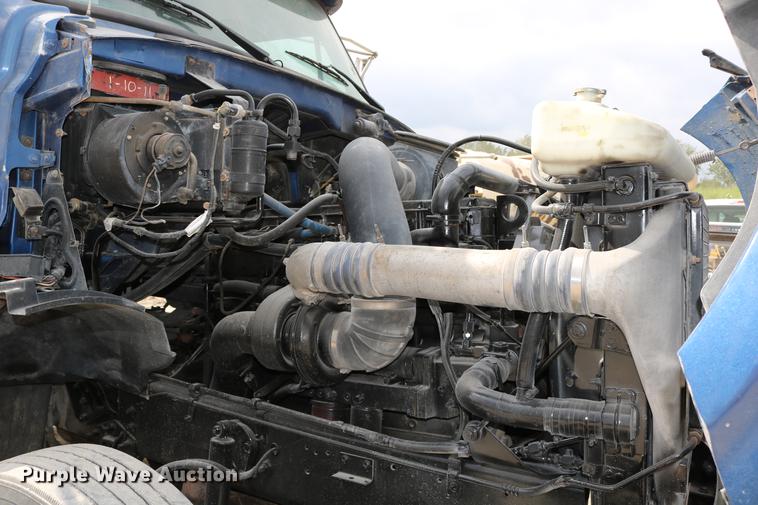 image for item DD0046 2000 Sterling AT9522 semi truck