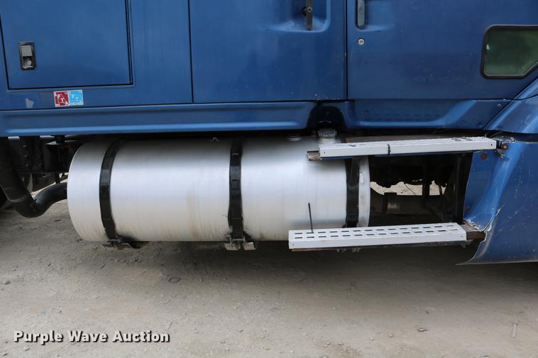 image for item DD0046 2000 Sterling AT9522 semi truck