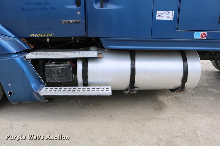 image for item DD0046 2000 Sterling AT9522 semi truck