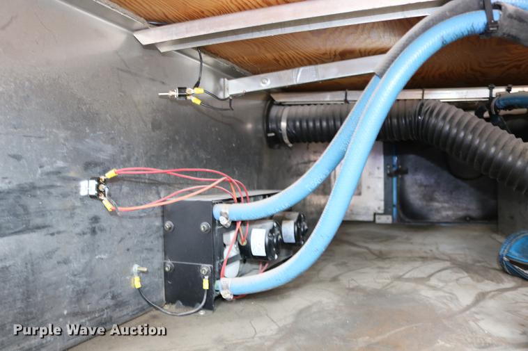 image for item DD0046 2000 Sterling AT9522 semi truck