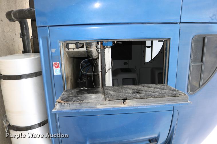 image for item DD0046 2000 Sterling AT9522 semi truck