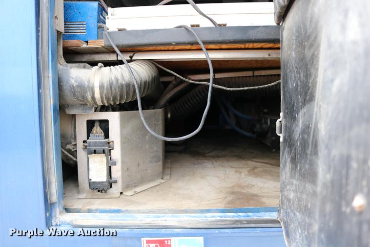 image for item DD0046 2000 Sterling AT9522 semi truck