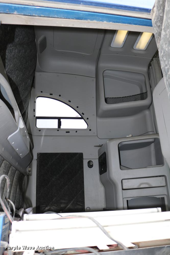 image for item DD0046 2000 Sterling AT9522 semi truck