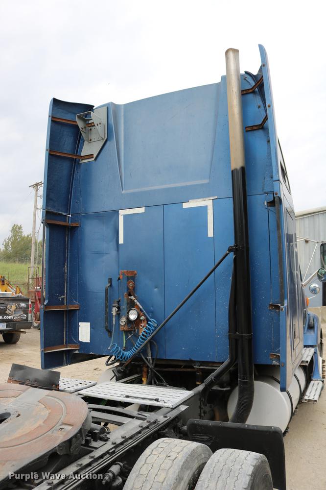 image for item DD0046 2000 Sterling AT9522 semi truck