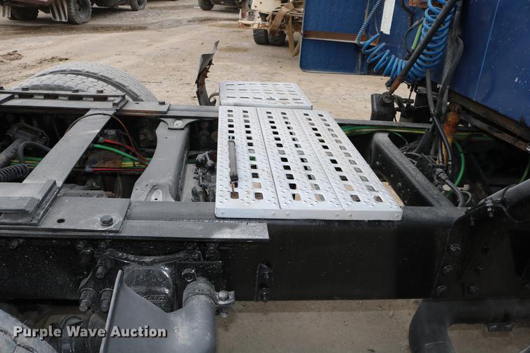 image for item DD0046 2000 Sterling AT9522 semi truck